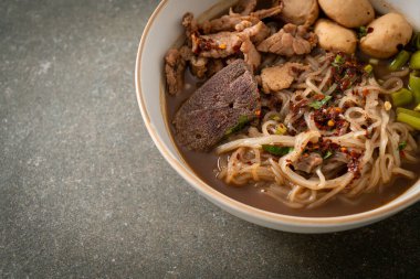 Domuz etli Tayland eriştesi, yahni, köfte ve domuz ciğeri kanlı çorba Tayland eriştesi usulü.