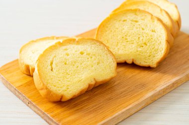 Tahtada dilimlenmiş patates ekmeği.