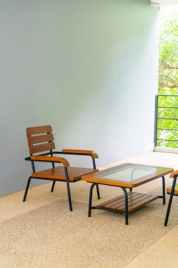 Boş ahşap sandalye balkonda rahatlamak için