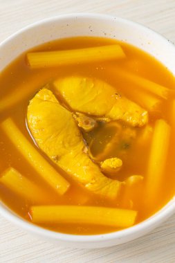 Nilüfer saplı ve balıklı ekşi çorba - Tayland güneyin geleneksel yemek tarzı