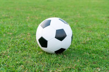 Futbol sahası arka planında fotokopi alanı ile futbol topu