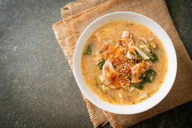 Tayland usulü domuz etli Sukiyaki Çorbası ya da sukiyaki çorbası içinde domuz ve sebzeli haşlanmış vermicelli Asya yemeği.