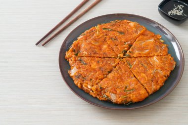 Kore kimçili krep ya da Kimçijeon - Kızarmış yumurta, kimçi ve un - Kore yemeği tarzı