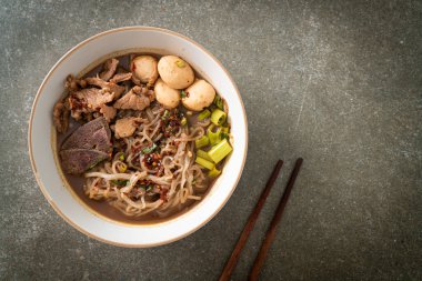 Domuz etli Tayland eriştesi, yahni, köfte ve domuz ciğeri kanlı çorba Tayland eriştesi usulü.