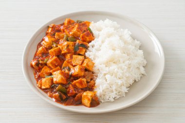 Mapo Tofu - Geleneksel Sichuan yemeği ipek tofu ve kıyma, acı biber yağı ve Sichuan biberleri ile doldurulmuş mala tadında - Asya yemek tarzı