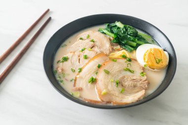 Domuz etli ve yumurtalı erişte çorbası ya da Tonkotsu eriştesi Japon yemeği tarzı.