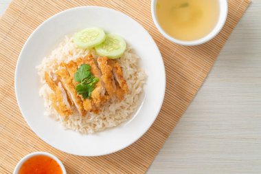 Kızarmış tavuklu pilav ya da Hainanese tavuklu pilav - Asya usulü.