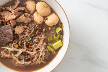 Domuz etli Tayland eriştesi, yahni, köfte ve domuz ciğeri kanlı çorba Tayland eriştesi usulü.