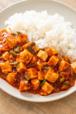 Mapo Tofu - Geleneksel Sichuan yemeği ipek tofu ve kıyma, acı biber yağı ve Sichuan biberleri ile doldurulmuş mala tadında - Asya yemek tarzı