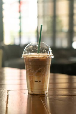 Kahve dükkanındaki karamelli macchiato kahve fincanı.