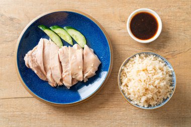 Tavuklu pilav ya da tavuk çorbası ile buğulanmış pirinç - Asya yemeği tarzı.