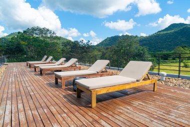 Dağ tepeli güneş yatağı ve güneş banyosu için mavi gökyüzü arka planı