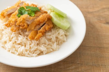 Kızarmış tavuklu pilav ya da Hainanese tavuklu pilav - Asya usulü.