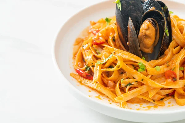 Midyeli, midyeli ve domates soslu spagetti, İtalyan yemeği tarzı.