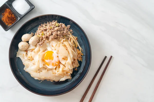 Kurutulmuş baharatlı erişte, kıymalı domuz eti, köfte ve yumurta Asya usulü.