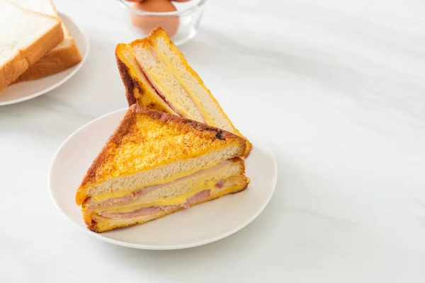 自家製サンドイッチハムチーズホワイトプレート — ストック写真