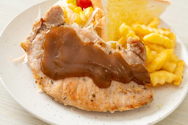 Filete Cerdo Con Salsa Salsa Pimientos Negros Mini Ensalada — Foto de Stock