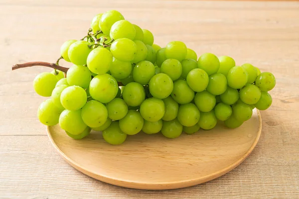 木盘上美丽鲜绿的葡萄 — 图库照片
