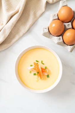 Yengeç sopasıyla haşlanmış yumurta ve taze soğan.