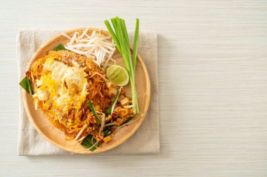 Pad Thai - Tayland usulü kızarmış erişte ve yumurta - Asya usulü