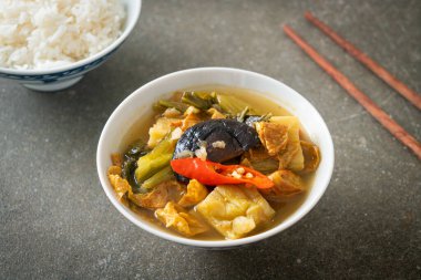 haşlanmış lahana turşusu ve acı kabak çorbası - Asya ve vegan ve vejetaryen yemek tarzı