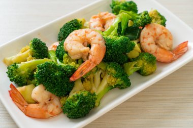 Karidesli kızarmış brokoli. Ev yapımı.