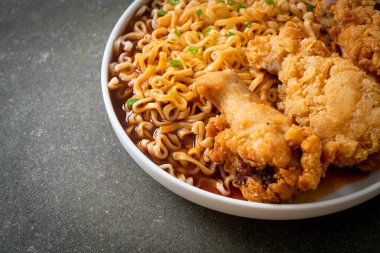 Kore usulü kızarmış tavuklu erişte ya da kızarmış tavuk Ramyeon Kore usulü.