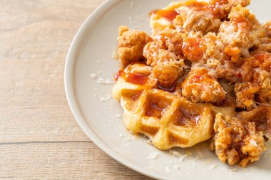 Waffle ve peynirli ev yapımı kızarmış tavuk