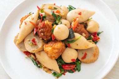 Baharatlı kızarmış balık köftesi ve şifalı otlar.