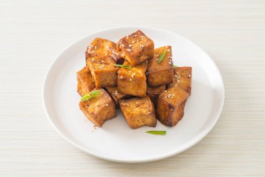 Beyaz susamlı kızarmış tofu ve teriyaki sosu. Vejetaryen ve vejetaryen yemek tarzı.