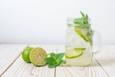 Naneli buzlu limonlu soda, ferahlatıcı içecek.