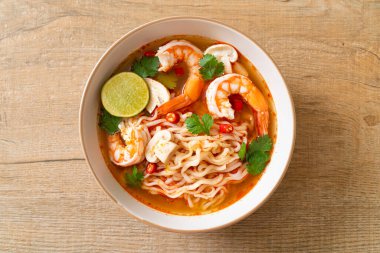 Karidesli baharatlı erişte çorbası (Tom Yum Kung) - Asya yemeği tarzı