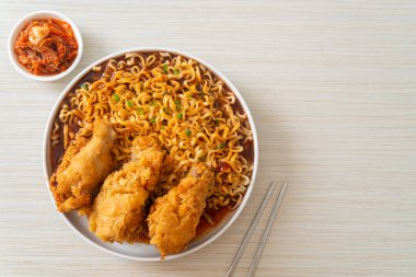 Kore usulü kızarmış tavuklu erişte ya da kızarmış tavuk Ramyeon Kore usulü.