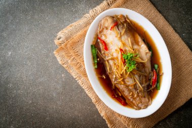 Soya soslu balık buğulama - Asya yemeği tarzı