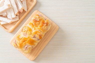 Tahtada nefis taro ekmeği.