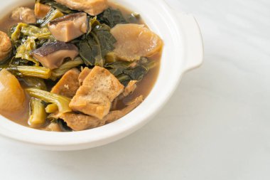 Tofulu Çin sebze güveci veya sebze çorbası karışımı - vejetaryen ve vejetaryen yemek tarzı.