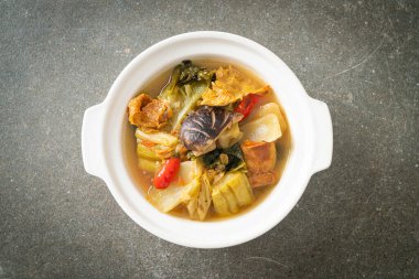 haşlanmış lahana turşusu ve acı kabak çorbası - Asya ve vegan ve vejetaryen yemek tarzı