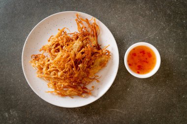 Kızarmış Enoki Mantarı veya Altın İğne Mantarı - vejetaryen ve vejetaryen yemek tarzı