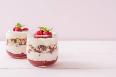 Tahıllı taze ahududu ve yoğurt.