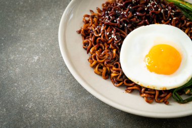 Ev yapımı kurutulmuş Kore baharatlı baharatlı siyah sos kızarmış yumurta ve kimchi ile hazır erişte.