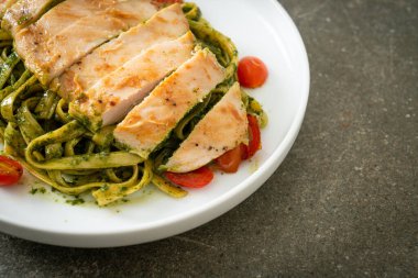Pesto soslu makarna ve ızgara tavuklu ev yapımı fettuccine spagetti.