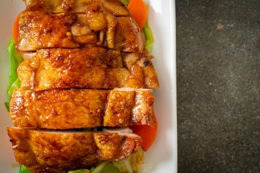 Teppanyaki teriyaki lahana ve havuçlu tavuk bifteği.