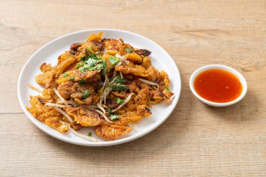 Yumurtalı kızarmış midye krepi - Tayland sokak yemeği tarzı