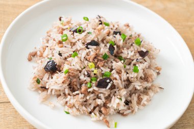 Çin zeytinli ve kıymalı pilav Asya usulü.