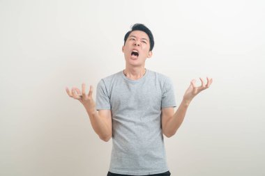 Stresli yüzlü genç Asyalı adam ya da beyaz arka plan üzerinde sıkı çalışan