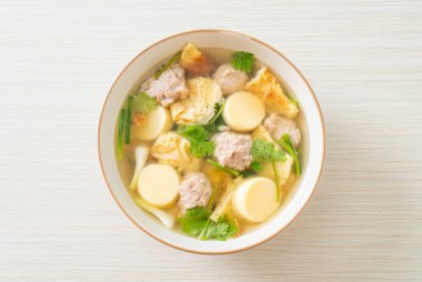 Kızarmış yumurta çorbası ya da kıymalı omlet çorbası.