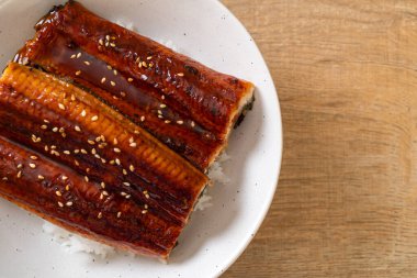 Japon yılan balığı pilav kasesi ya da Unagi don ile kızartılır.
