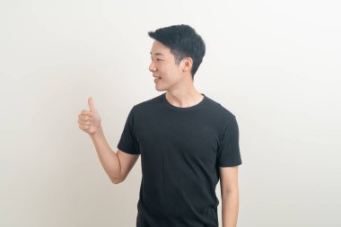 Genç Asyalı adamın portresi. Beyaz arka planda el yazısı.