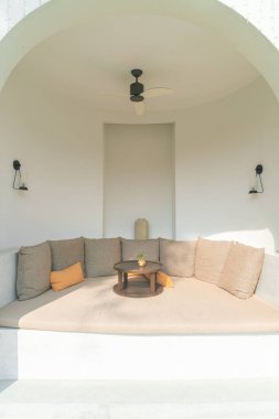 Bahçe kanepesinde rahat yastıklar.