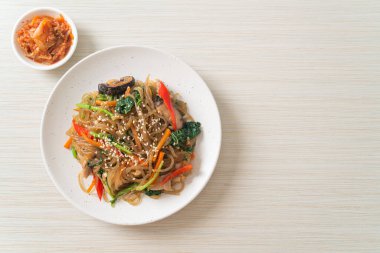 Japchae ya da karışık Kore vermicelli erişte sebzeli ve üzerine beyaz susamlı domuz eti - Kore geleneksel yemek tarzı